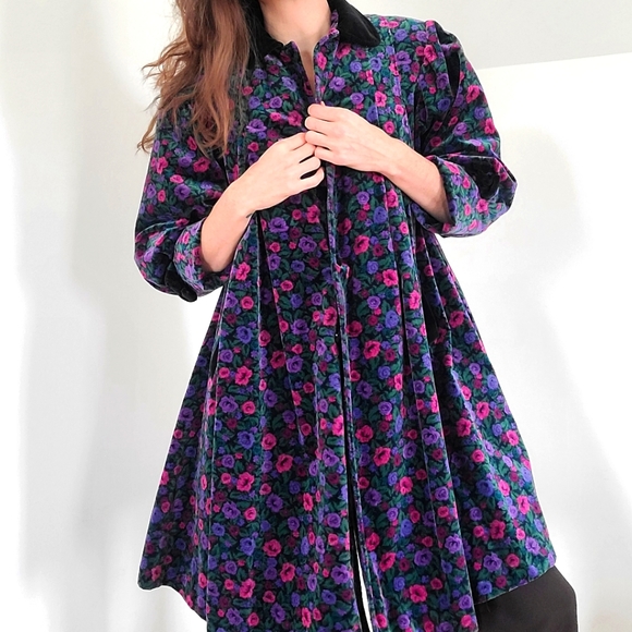 SOLD!! ⭐HOST PICK⭐  VINTAGE - Children's cotton velvet coat with separate hood. - Picture 2 of 16